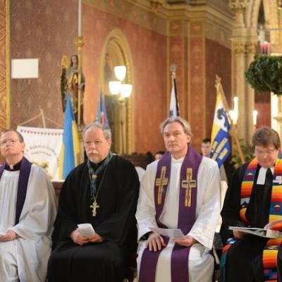 15 decembrie: Lumina păcii de la Betleem a ajuns în Dieceza de Iaşi