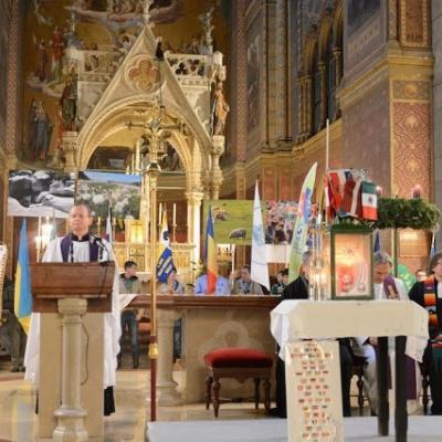 15 decembrie: Lumina păcii de la Betleem a ajuns în Dieceza de Iaşi