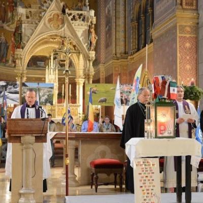 15 decembrie: Lumina păcii de la Betleem a ajuns în Dieceza de Iaşi