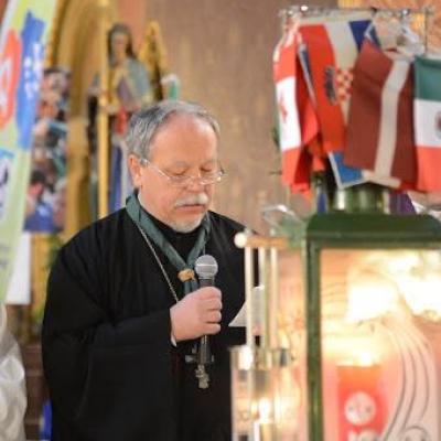 15 decembrie: Lumina păcii de la Betleem a ajuns în Dieceza de Iaşi