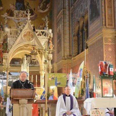 15 decembrie: Lumina păcii de la Betleem a ajuns în Dieceza de Iaşi