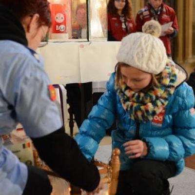 15 decembrie: Lumina păcii de la Betleem a ajuns în Dieceza de Iaşi
