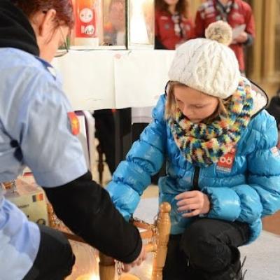 15 decembrie: Lumina păcii de la Betleem a ajuns în Dieceza de Iaşi