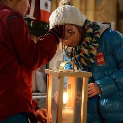 15 decembrie: Lumina păcii de la Betleem a ajuns în Dieceza de Iaşi