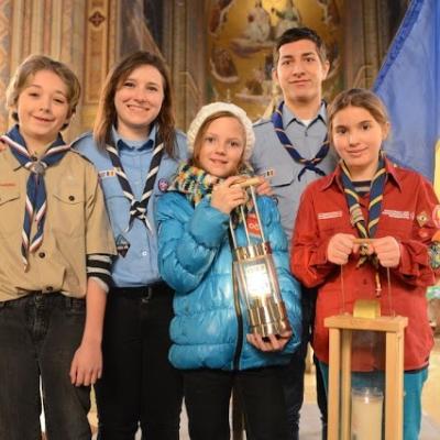 15 decembrie: Lumina păcii de la Betleem a ajuns în Dieceza de Iaşi