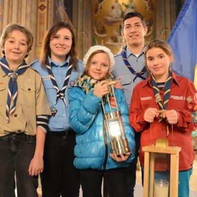 15 decembrie: Lumina păcii de la Betleem a ajuns în Dieceza de Iaşi