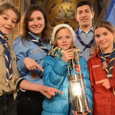 15 decembrie: Lumina păcii de la Betleem a ajuns în Dieceza de Iaşi