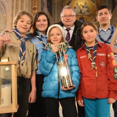 15 decembrie: Lumina păcii de la Betleem a ajuns în Dieceza de Iaşi