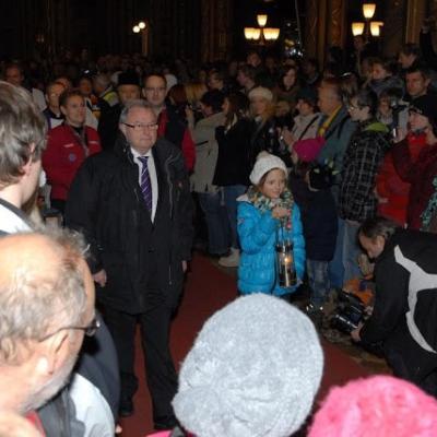 15 decembrie: Lumina păcii de la Betleem a ajuns în Dieceza de Iaşi