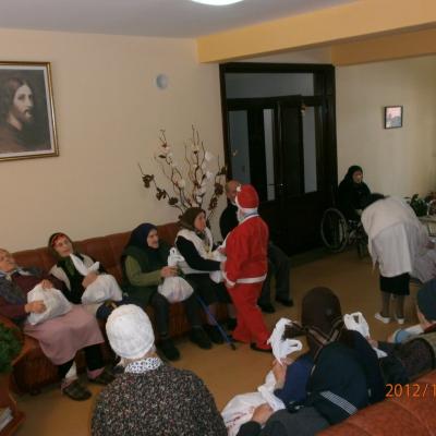 17-31 decembrie: Caritas Roman: Crăciunul la căminul pentru persoane vârstnice din Gherăeşti