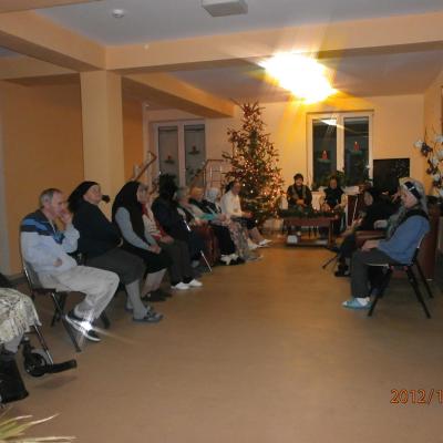 17-31 decembrie: Caritas Roman: Crăciunul la căminul pentru persoane vârstnice din Gherăeşti