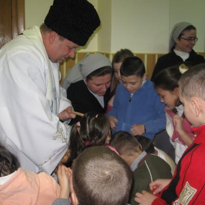 15 ianuarie: Baraţi: Binecuvântarea casei de copii în noul an
