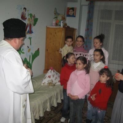 15 ianuarie: Baraţi: Binecuvântarea casei de copii în noul an
