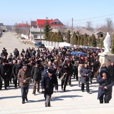 24 martie: Buruieneşti: Calea Sfintei Cruci a familiilor pe străzile comunităţii