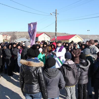 24 martie: Buruieneşti: Calea Sfintei Cruci a familiilor pe străzile comunităţii