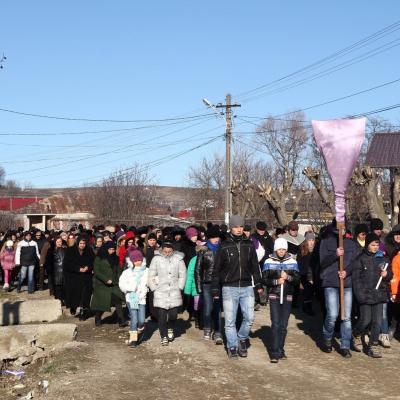 24 martie: Buruieneşti: Calea Sfintei Cruci a familiilor pe străzile comunităţii