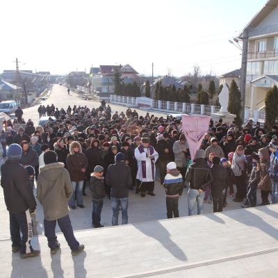 24 martie: Buruieneşti: Calea Sfintei Cruci a familiilor pe străzile comunităţii