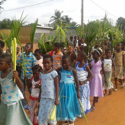 24 martie: Djébonoua (Coasta de Fildeş): Rameaux (Duminica Floriilor) în Parohia "Notre Dame de L'Assomption"