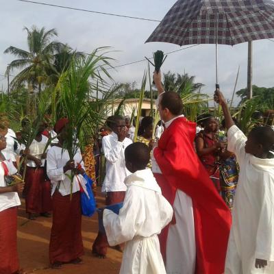 24 martie: Djébonoua (Coasta de Fildeş): Rameaux (Duminica Floriilor) în Parohia "Notre Dame de L'Assomption"