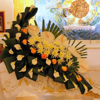 31 martie: Iaşi: Aranjamente florale de Paşti în catedrală