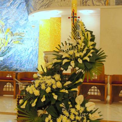 31 martie: Iaşi: Aranjamente florale de Paşti în catedrală