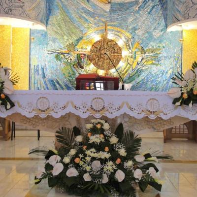 31 martie: Iaşi: Aranjamente florale de Paşti în catedrală