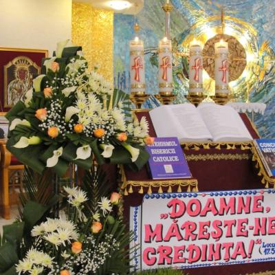 31 martie: Iaşi: Aranjamente florale de Paşti în catedrală