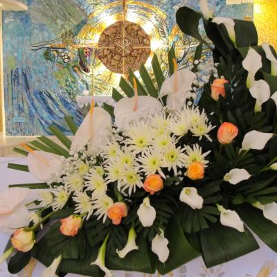 31 martie: Iaşi: Aranjamente florale de Paşti în catedrală