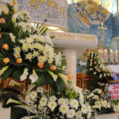 31 martie: Iaşi: Aranjamente florale de Paşti în catedrală