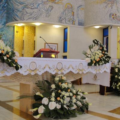 31 martie: Iaşi: Aranjamente florale de Paşti în catedrală