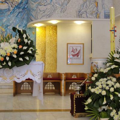 31 martie: Iaşi: Aranjamente florale de Paşti în catedrală