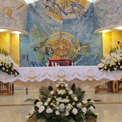 31 martie: Iaşi: Aranjamente florale de Paşti în catedrală