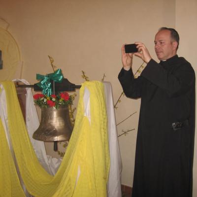 17 aprilie: Oneşti: Binecuvântarea clopotului capelei "Buna-Vestire"