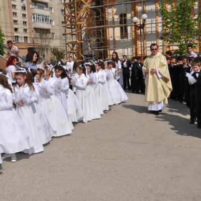 28 aprilie: Bacău "Sfântul Nicolae": Prima Sfântă Împărtăşanie