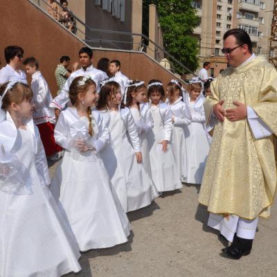 28 aprilie: Bacău "Sfântul Nicolae": Prima Sfântă Împărtăşanie