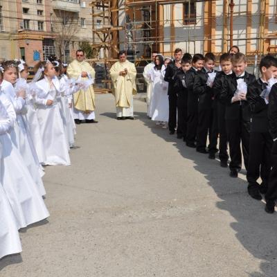 28 aprilie: Bacău "Sfântul Nicolae": Prima Sfântă Împărtăşanie