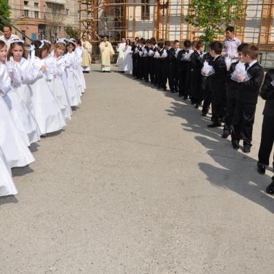 28 aprilie: Bacău "Sfântul Nicolae": Prima Sfântă Împărtăşanie