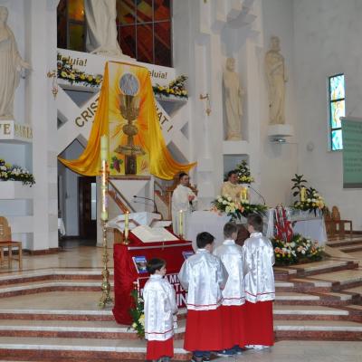 28 aprilie: Bacău "Sfântul Nicolae": Prima Sfântă Împărtăşanie