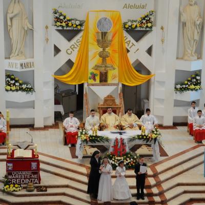 28 aprilie: Bacău "Sfântul Nicolae": Prima Sfântă Împărtăşanie