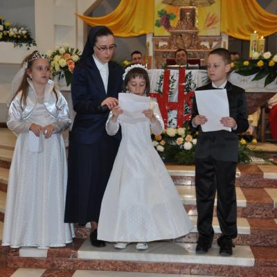 28 aprilie: Bacău "Sfântul Nicolae": Prima Sfântă Împărtăşanie