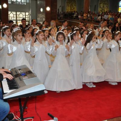 28 aprilie: Bacău "Sfântul Nicolae": Prima Sfântă Împărtăşanie