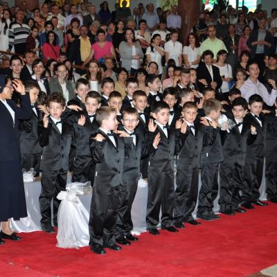 28 aprilie: Bacău "Sfântul Nicolae": Prima Sfântă Împărtăşanie