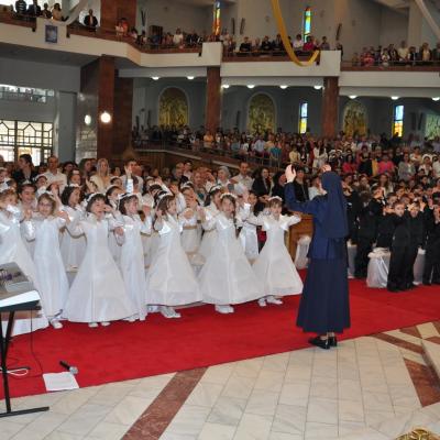 28 aprilie: Bacău "Sfântul Nicolae": Prima Sfântă Împărtăşanie