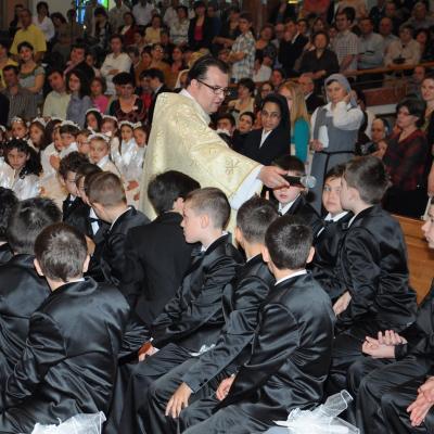 28 aprilie: Bacău "Sfântul Nicolae": Prima Sfântă Împărtăşanie