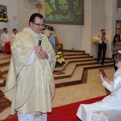 28 aprilie: Bacău "Sfântul Nicolae": Prima Sfântă Împărtăşanie