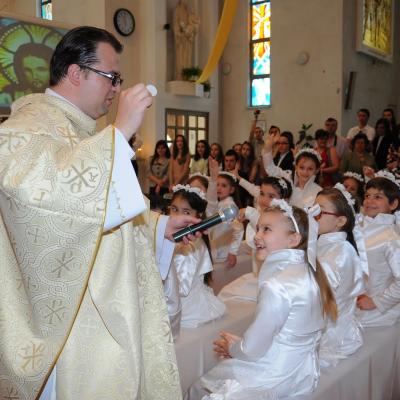 28 aprilie: Bacău "Sfântul Nicolae": Prima Sfântă Împărtăşanie