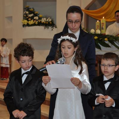 28 aprilie: Bacău "Sfântul Nicolae": Prima Sfântă Împărtăşanie