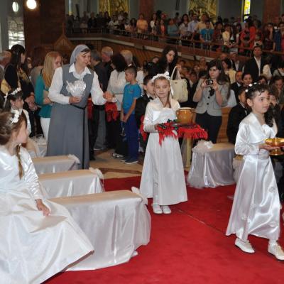 28 aprilie: Bacău "Sfântul Nicolae": Prima Sfântă Împărtăşanie