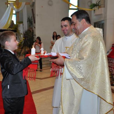 28 aprilie: Bacău "Sfântul Nicolae": Prima Sfântă Împărtăşanie