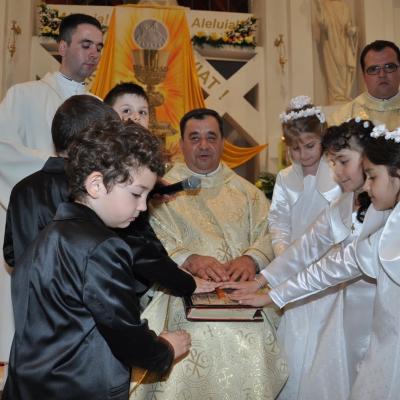 28 aprilie: Bacău "Sfântul Nicolae": Prima Sfântă Împărtăşanie
